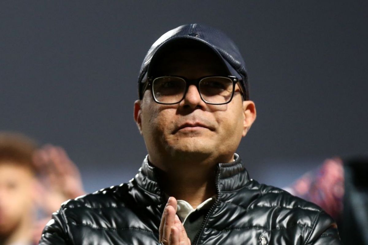 محمد ربیعی به احترام اسکوچیچ روی نیمکت سرخپوشان ننشست/ سرمربی جدید تراکتور با آیدی کارت روی سکو/ عکس 