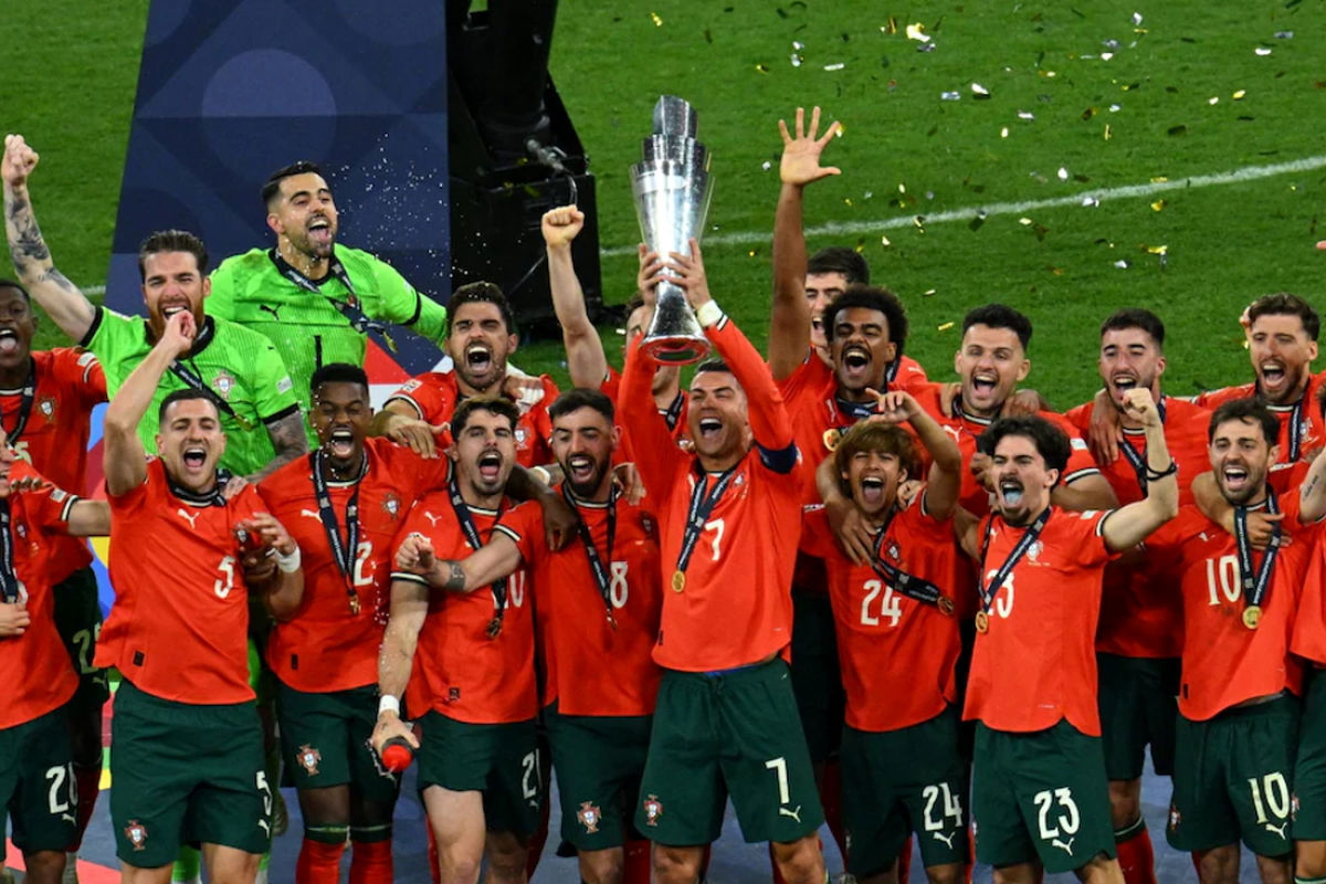 اشک‌های رونالدو و لحظه بالا بردن جام قهرمانی لیگ ملت‌های اروپا/ ویدئو

