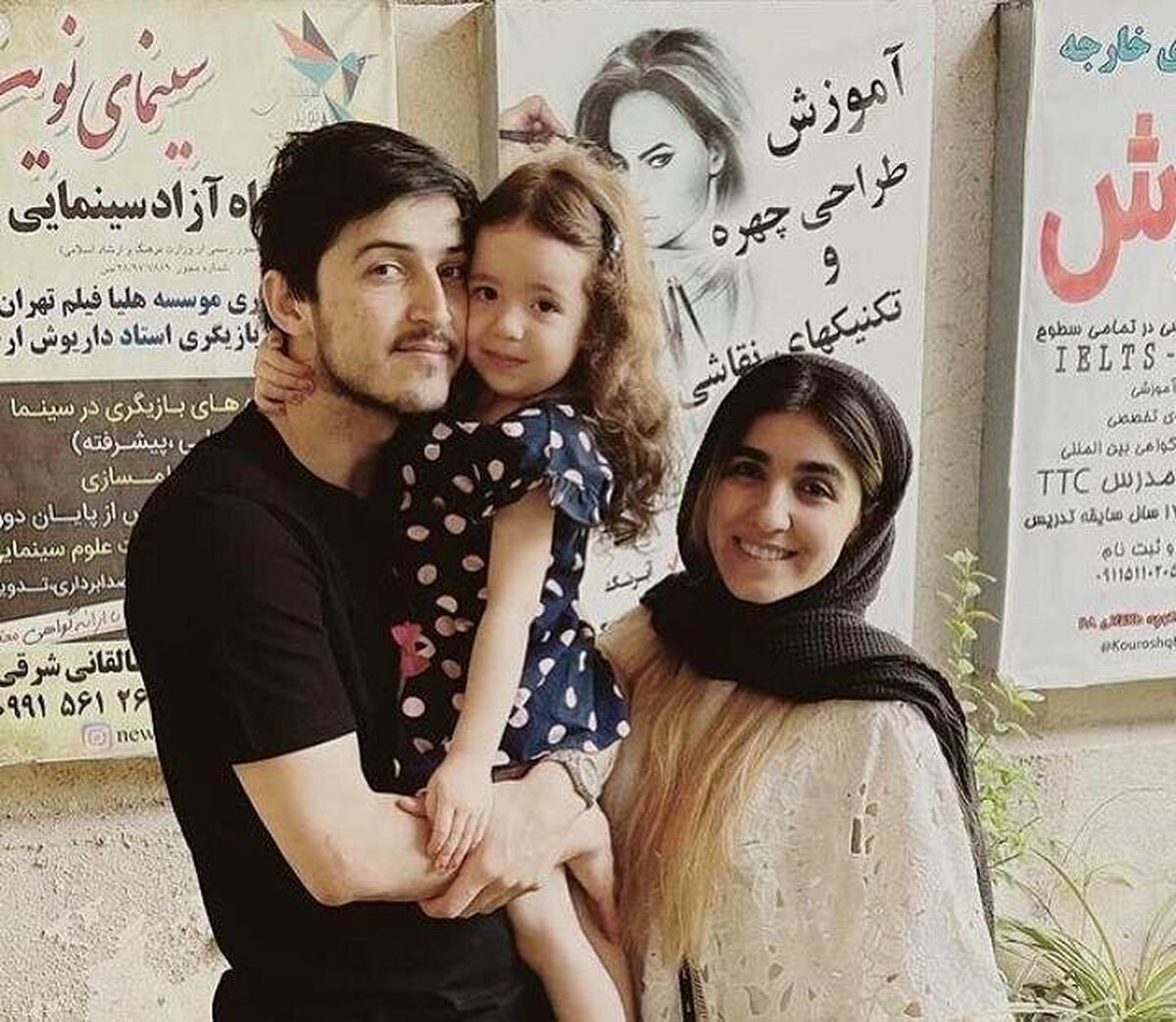 فوتبال بازی کردن سردار آزمون با نوا، دختر ناز و خوشگلش در خانه‌