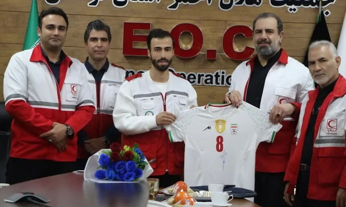 مرد سال فوتسال آسیا در لباس هلال احمر