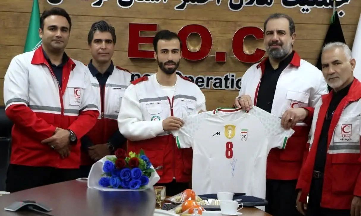 مرد سال فوتسال آسیا در لباس هلال احمر
