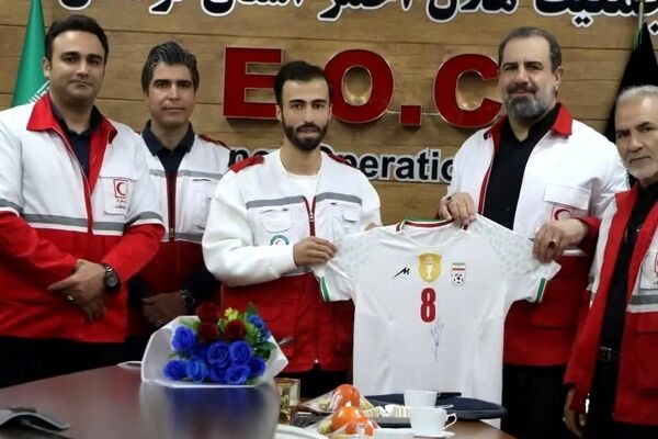 مرد سال فوتسال آسیا در لباس هلال احمر