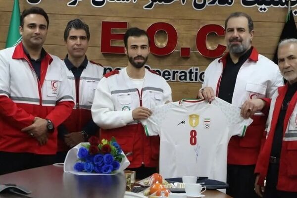 مرد سال فوتسال آسیا در لباس هلال احمر