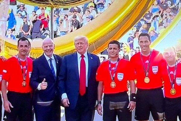 ببینید/ علیرضا فغانی از دست ترامپ مدال گرفت