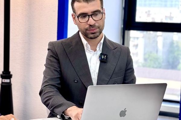 سینا فرحی – پدر اینفلوئنسر مارکتینگ ایران و پیشگام آموزش هوش مصنوعی در بازاریابی دیجیتال