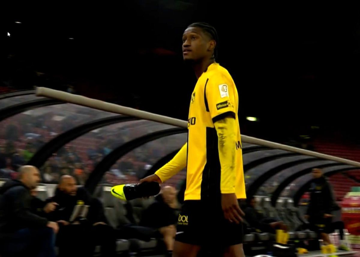 عجیب‌ترین کارت قرمز تاریخ به‌خاطر پرتاب استوک!/ ویدئو
