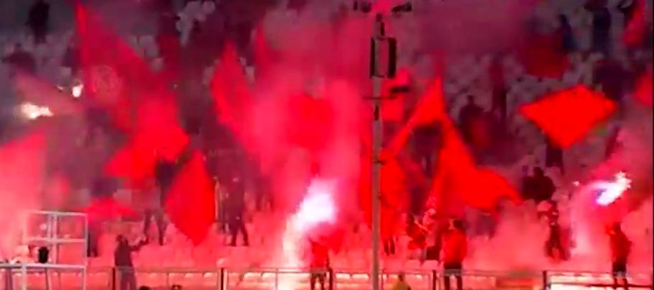 آتش بازی هواداران تراکتور در جریان دیدار با گل گهر