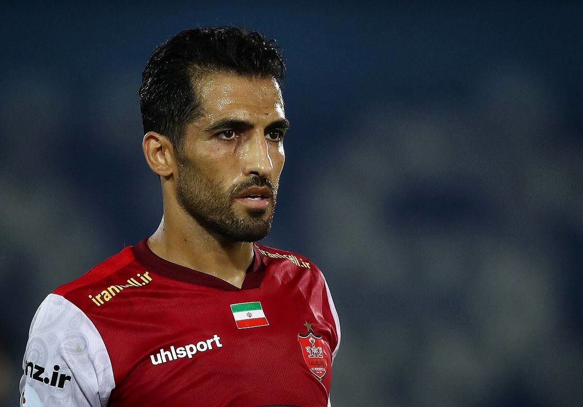 ببینید/ سرنگونی وحید امیری در محوطه جریمه / توقف ۹ دقیقه ای بازی پرسپولیس و شمس آذر قزوین برای بازبینی صحنه