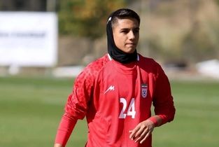 کناره‌گیری زهرا علیزاده از تیم ملی فوتبال زنان؛ ایستادن کنار مردم از هر چیزی مهم‌تر است/ عکس