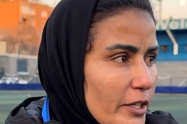 سرمربی زنان استقلال را ببینید/ عکس 