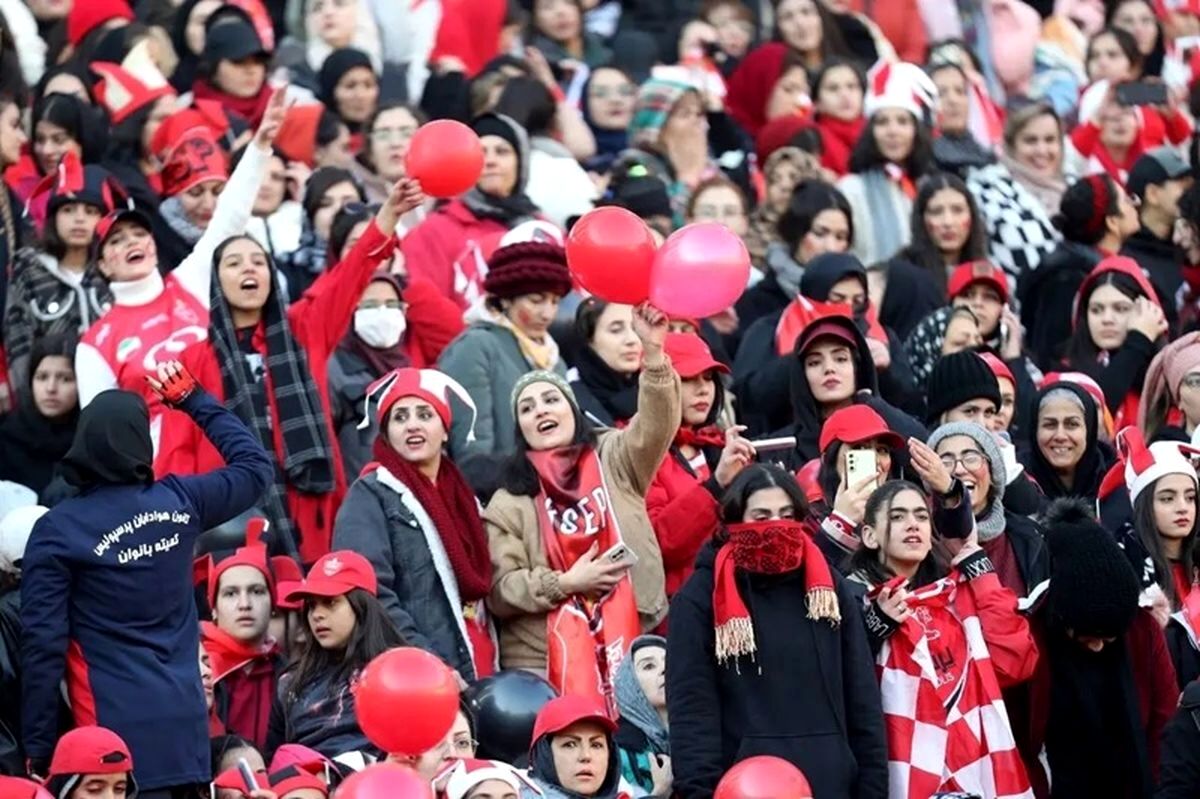 چاقوکشی تماشاگر زن در بازی پرسپولیس - سپاهان/ ویدئو
