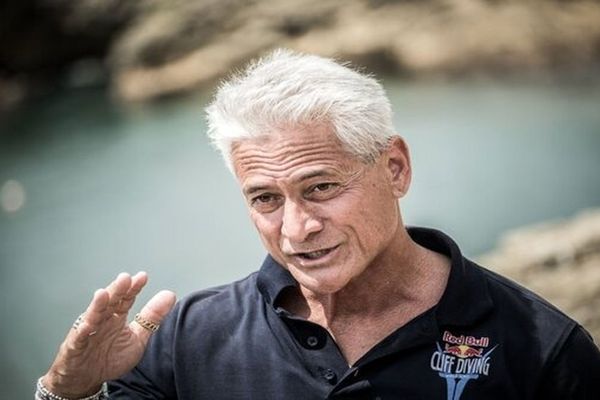 اسطوره آمریکایی‌ها به خاطر پول چوب حراج به مدال‌هایش زد