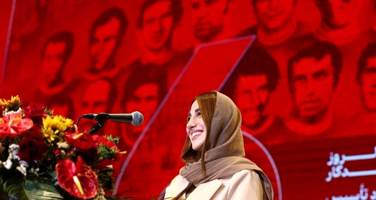 ناهید کیانی در آغوش علی پروین در حاشیه مراسم پرسپولیس