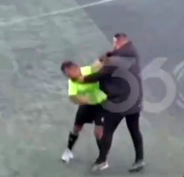 ببینید/آبروریزی جدید فوتبال ایران؛ مشت سرمربی روی صورت داور نشست