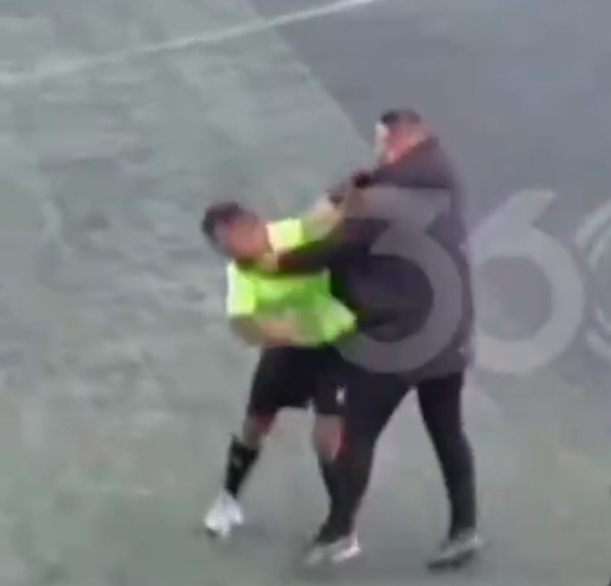 ببینید/آبروریزی جدید فوتبال ایران؛ مشت سرمربی روی صورت داور نشست