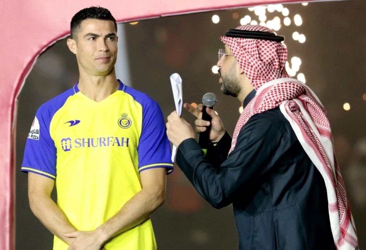 دستمزد رونالدو ۲۰ برابر مرد سال فیفاست
