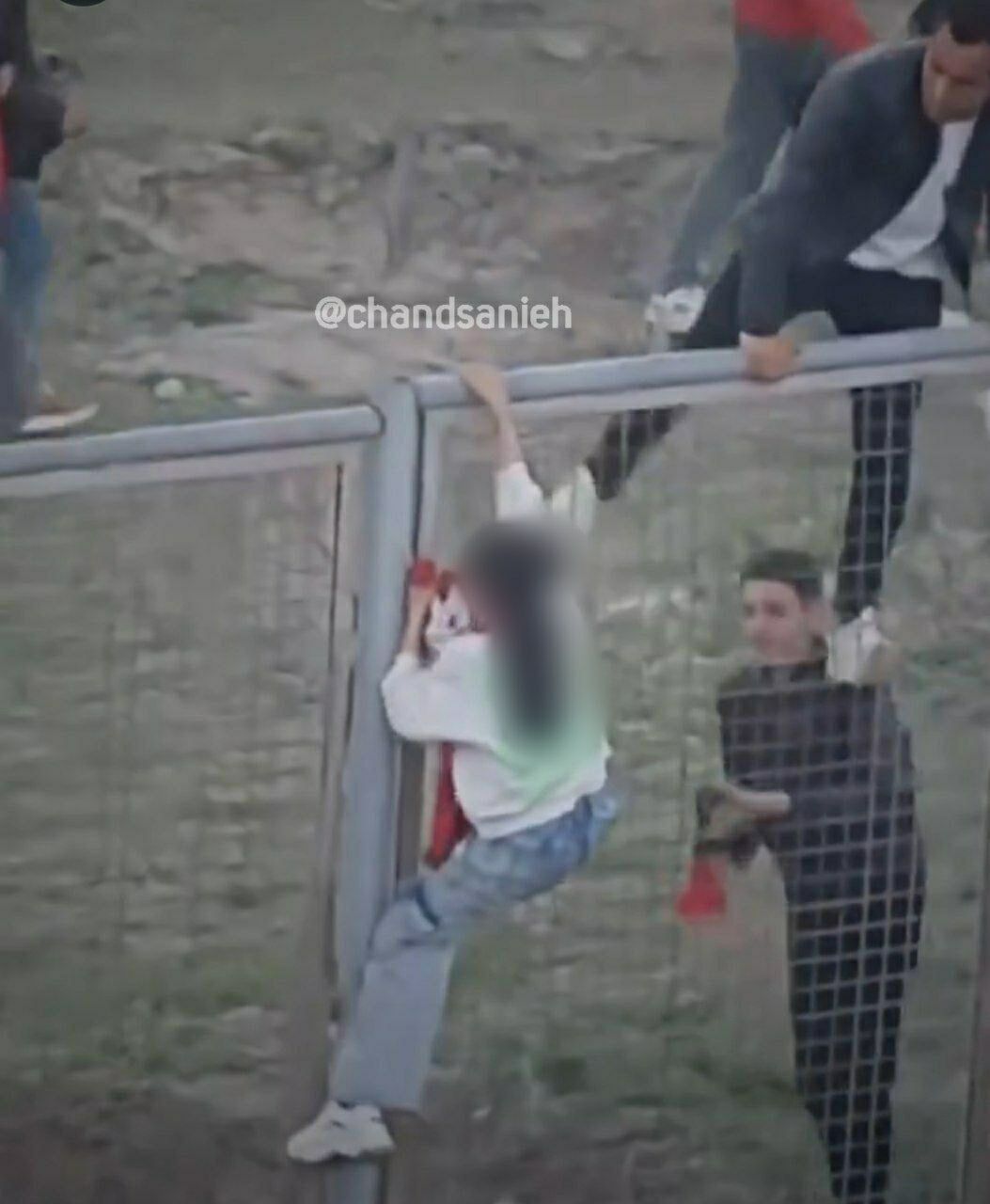 اقدام جنجالی و متفاوت یک دختر برای حضور در ورزشگاه