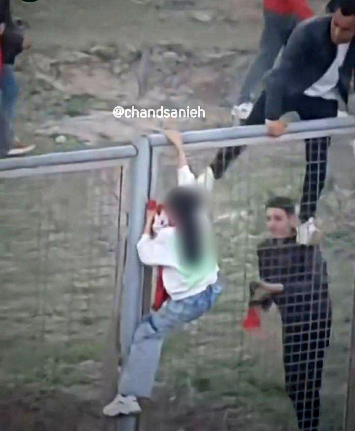 اقدام جنجالی و متفاوت یک دختر برای حضور در ورزشگاه