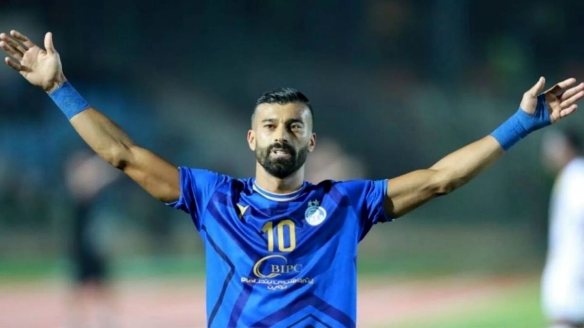 حکم انضباطی برای درآغوش گرفتن یک هوادار زن فوتبال؛ رامین رضاییان ۵۱ میلیون تومان جریمه شد
