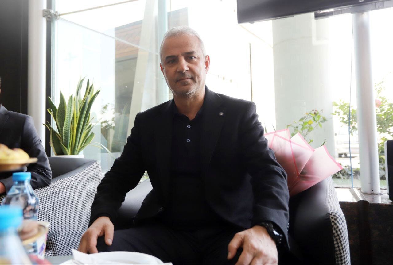 ببینید/ نماز خواندن اسماعیل کارتال در ورزشگاه آزادی