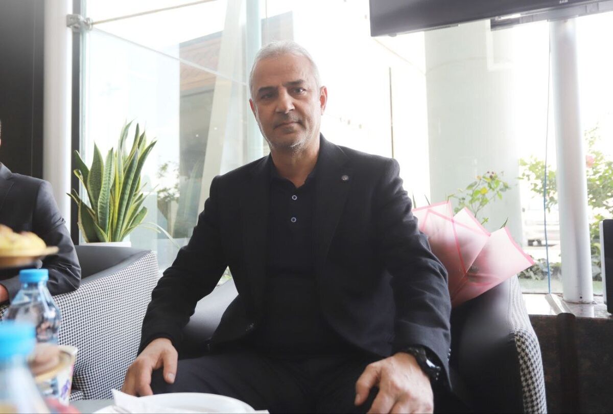 ببینید/ نماز خواندن اسماعیل کارتال در ورزشگاه آزادی
