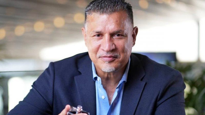 حضور دختر زیبای معروف در دفتر کار علی دایی