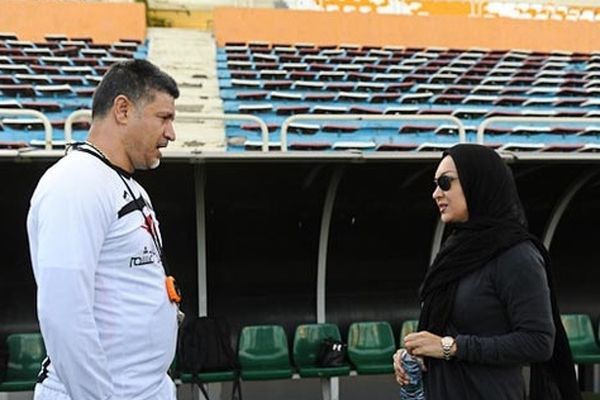 نیکی کریمی در کنار علی دایی روی نیکمت
