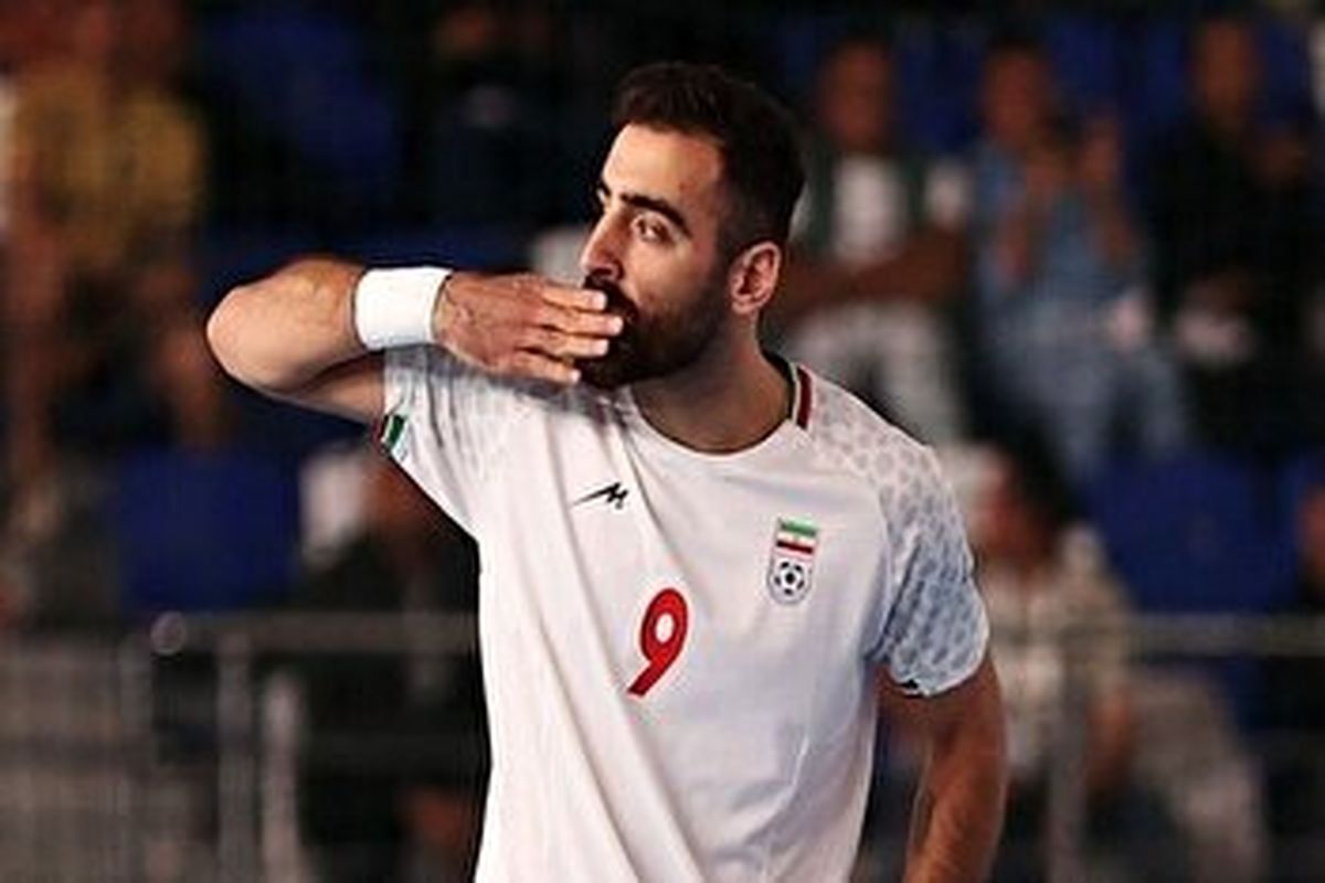 دلنوشته همسر ‎سعید احمدعباسی روی کفش بازی او
