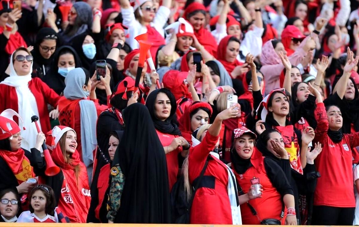 روزنامه کیهان: دیدید ورود زنان به ورزشگاه‌ها غلط بود؟!
