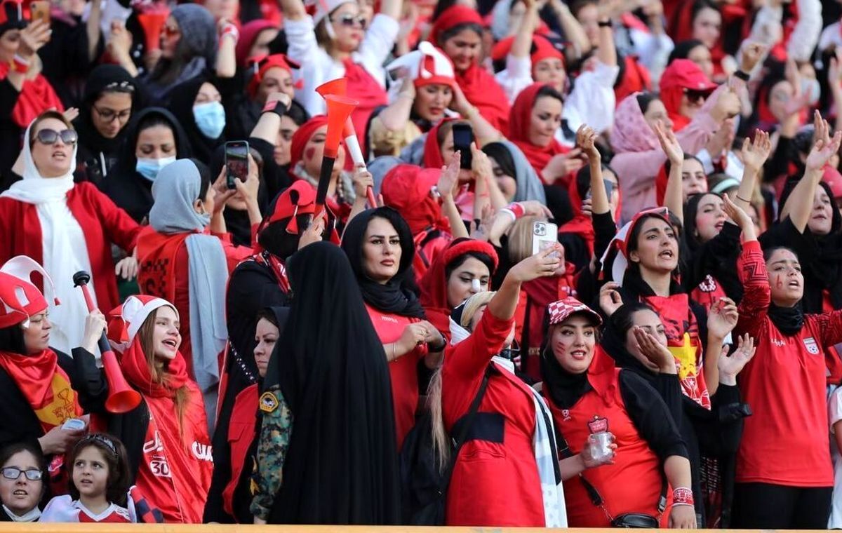 روزنامه کیهان: دیدید ورود زنان به ورزشگاه‌ها غلط بود؟!
