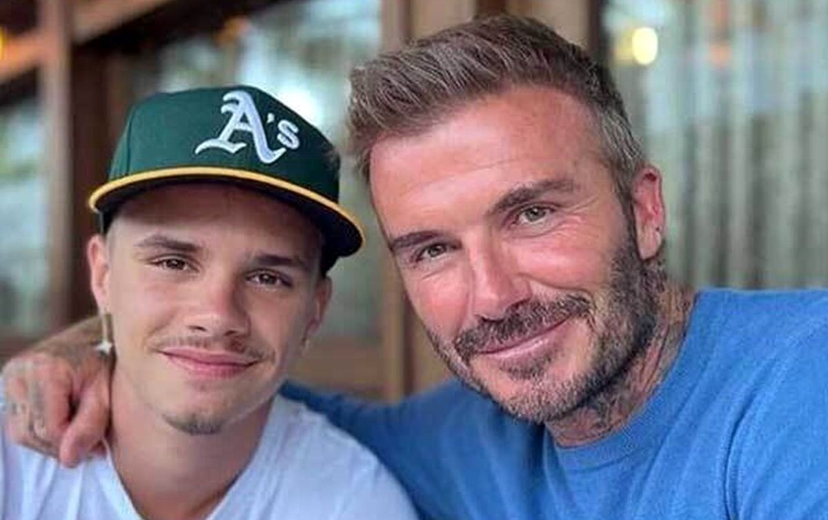 به رخ کشیدن جام‌های منچستر در کل‌کل دیوید بکام با پسرش
