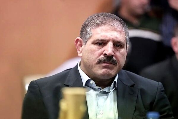 عباس جدیدی کلاشینکف بدست در ایست بازرسی/ عکس