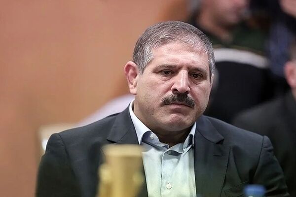 عباس جدیدی کلاشینکف بدست در ایست بازرسی/ عکس