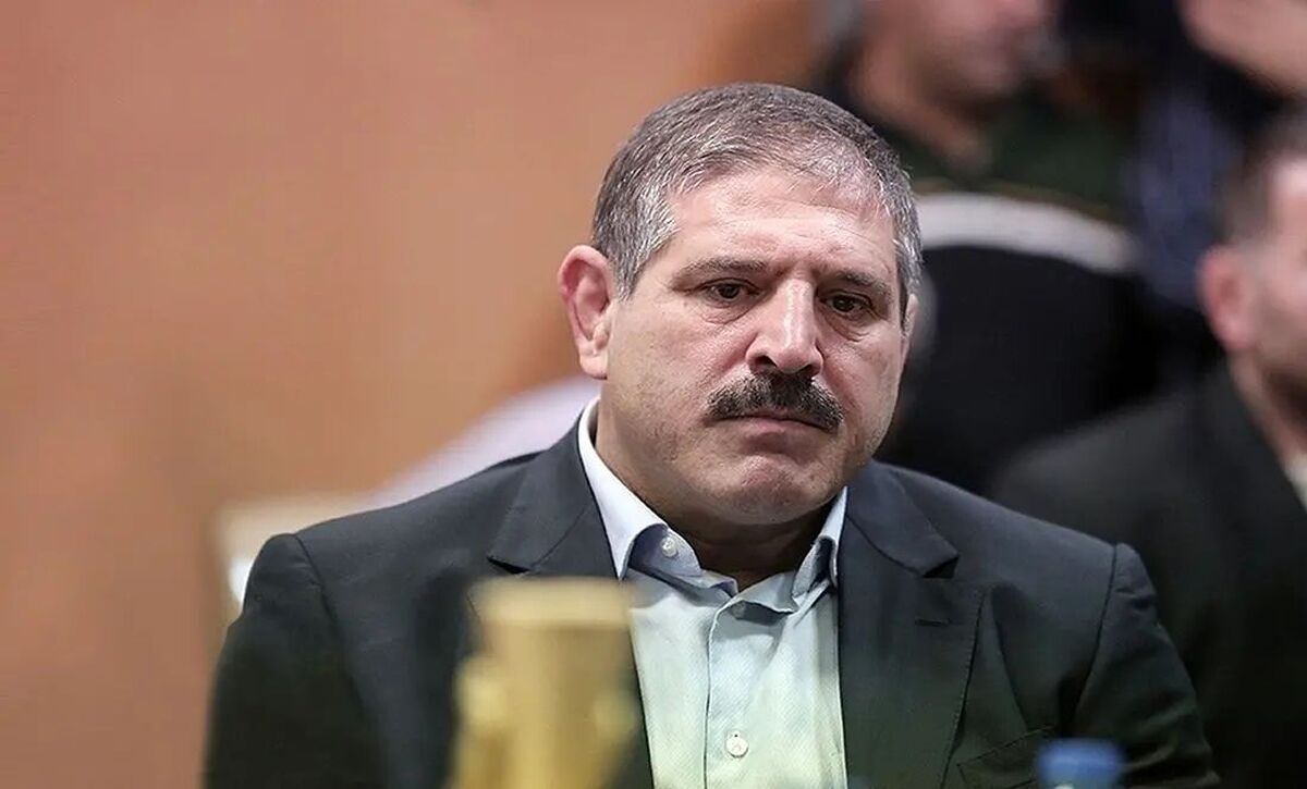 عباس جدیدی کلاشینکف بدست در ایست بازرسی/ عکس