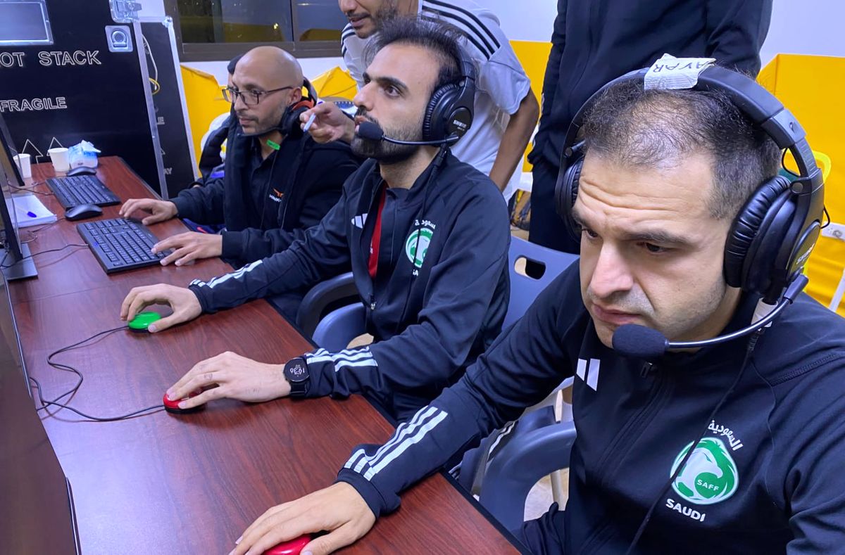 برگزاری تمام مسابقات لیگ برتر با هدست داوری
