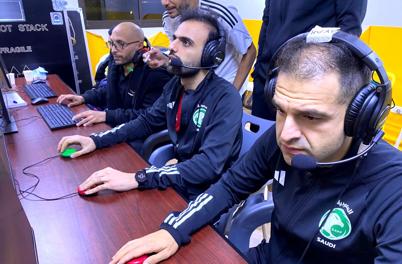 برگزاری تمام مسابقات لیگ برتر با هدست داوری
