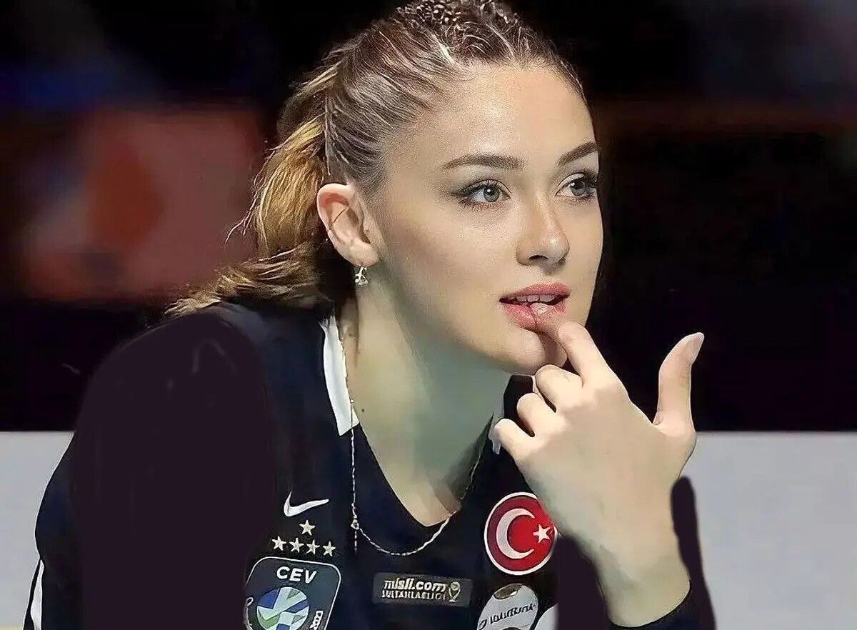 رونمایی از مادر محجبه زهرا گونش، ستاره محبوب والیبال ترکیه/ عکس