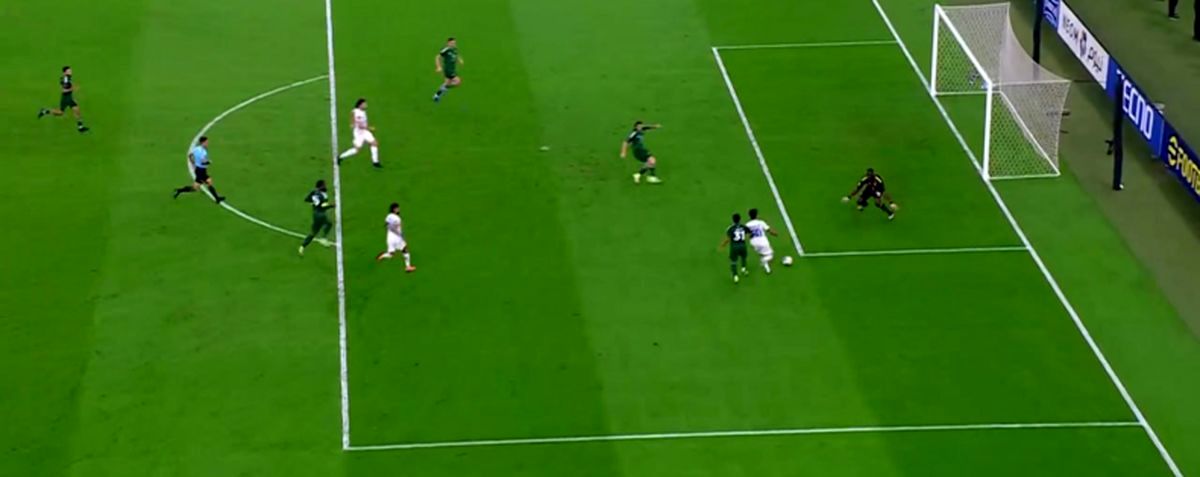 ببینید: توقف بازی ایران و امارات به دلیل خاموشی یکی از نورافکن‌های ورزشگاه آزادی