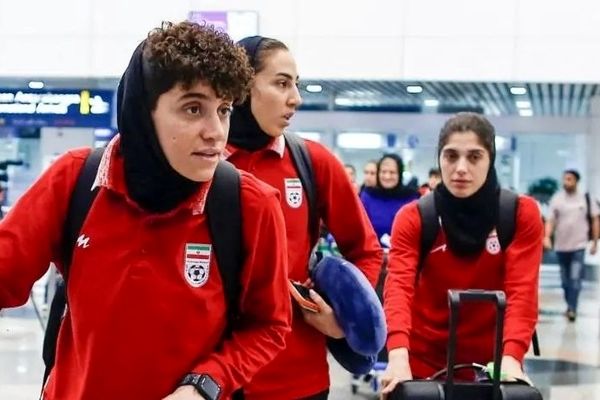 دختران فوتبالیست ایرانی در حال بازگشت به ایران/ عکس
