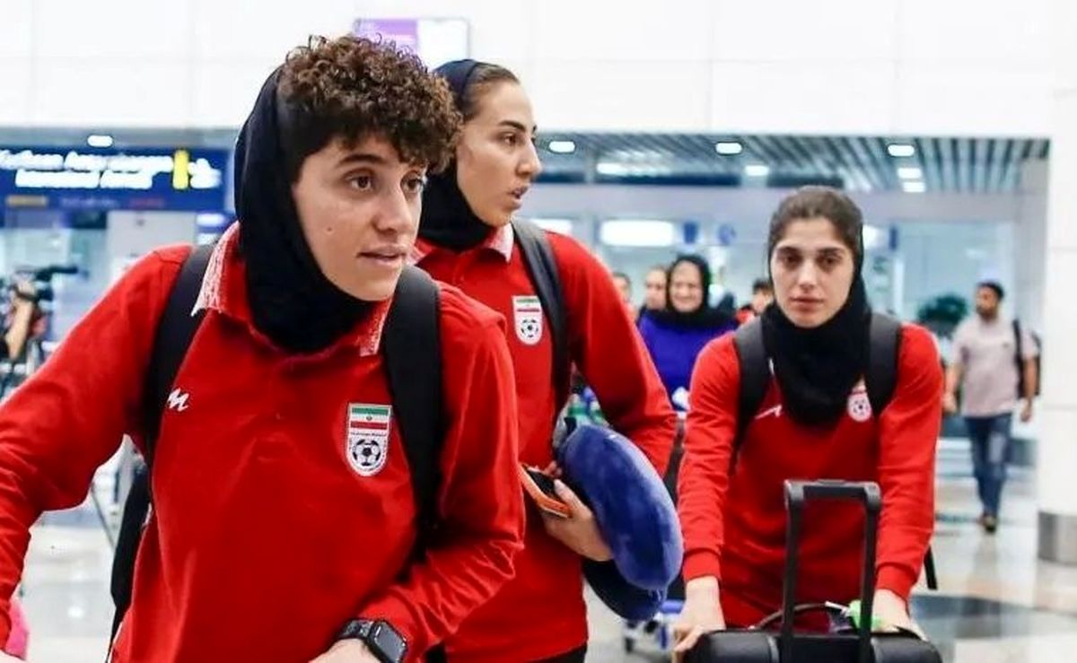 دختران فوتبالیست ایرانی در حال بازگشت به ایران/ عکس