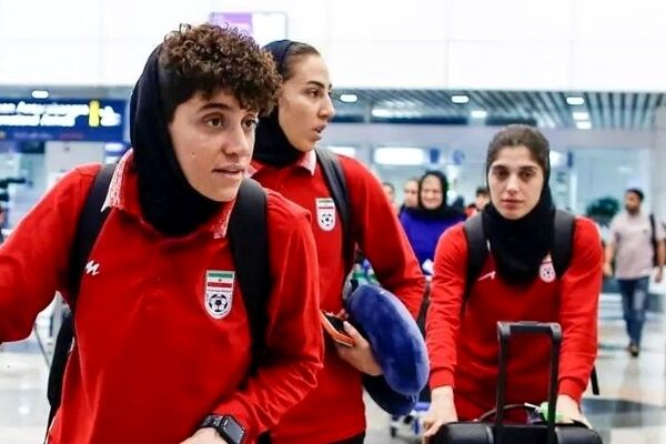 دختران فوتبالیست ایرانی در حال بازگشت به ایران/ عکس
