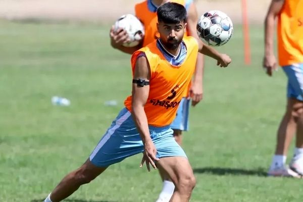 کتک کاری دو بازیکن فولاد و چادرملو در وسط زمین/ عکس 