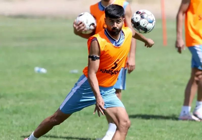 کتک کاری دو بازیکن فولاد و چادرملو در وسط زمین/ عکس 