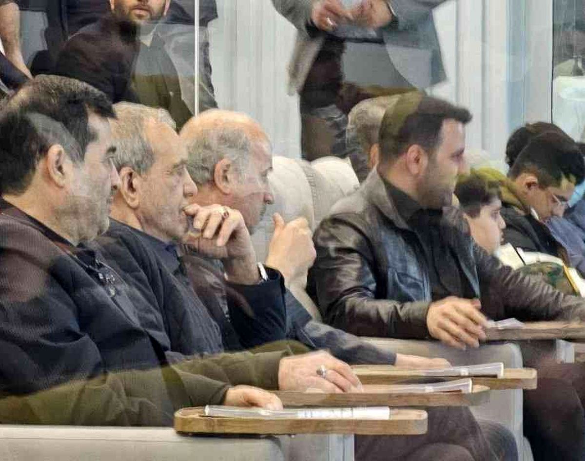 رئیس جمهور به تماشای بازی تیم‌های فوتبال ایران و امارات رفت