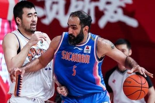 حامد حدادی: با افتخار پیراهن آبی استقلال را می‌پوشم