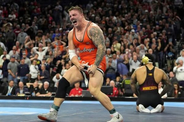 خلبان آمریکایی رقیب امیرحسین زارع روی تشک کشتی/ احترام نظامی به ترامپ و تشویق او توسط رئیس جمهور آمریکا