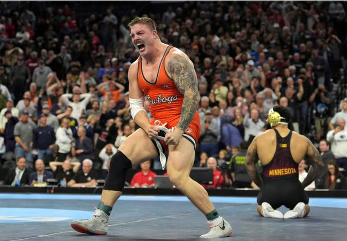 خلبان آمریکایی رقیب امیرحسین زارع روی تشک کشتی/ احترام نظامی به ترامپ و تشویق او توسط رئیس جمهور آمریکا