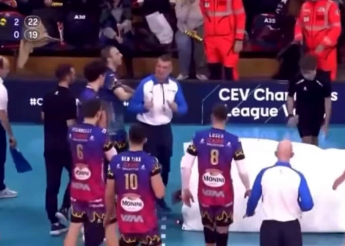 وایرال‌ترین ویدیوی والیبال جهان؛ سقوط یک داور!/ ویدئو
