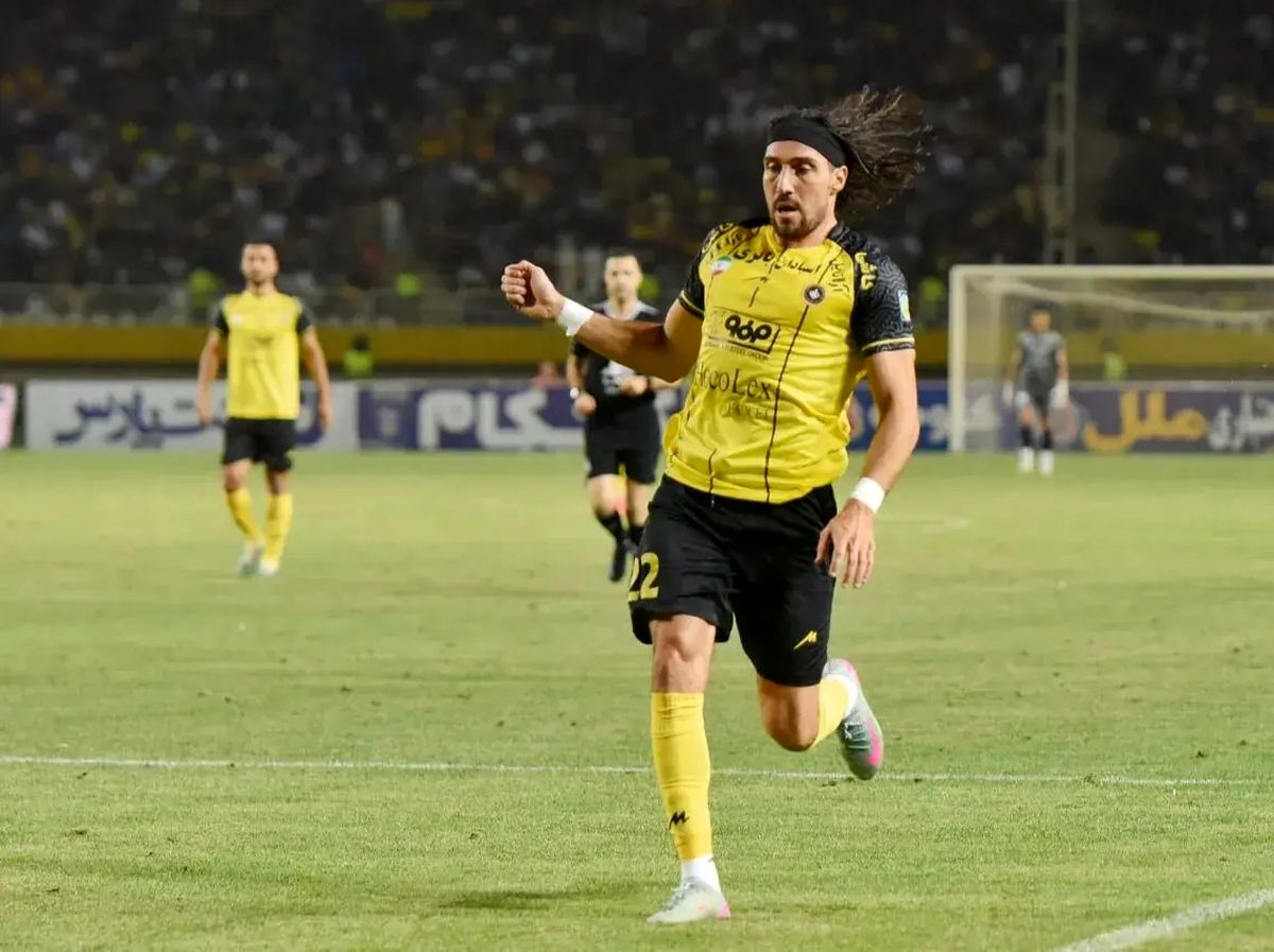 گل اول سپاهان به فجر سپاسی توسط انزو کریولی/ این گل، اصفهان را به صدر جدول برد