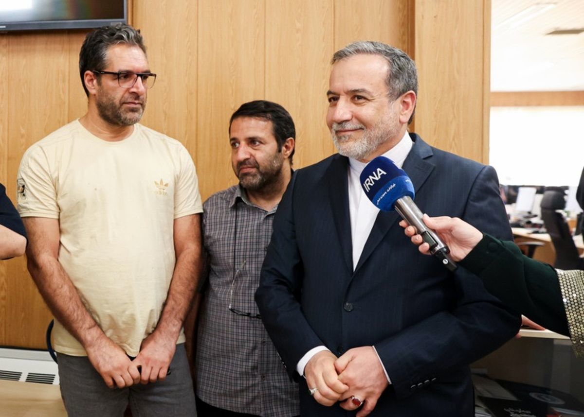 عراقچی: تیم ملی فوتبال صعود کند، ویزای آمریکا با ما/ بعید می‌دانم ویزا ندهند، این یک آبروریزی بزرگ برای دولت آمریکا است